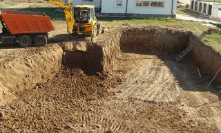 Рытье котлованов под фундамент в Мариинске – цена от 2586 руб. за м3 | 2Землекопа-Мрн